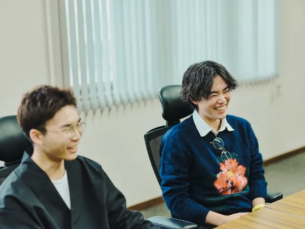 写真:鼎談の場で尾木さんと速水さんが笑顔を見せている。和やかな雰囲気で会話が進む様子。