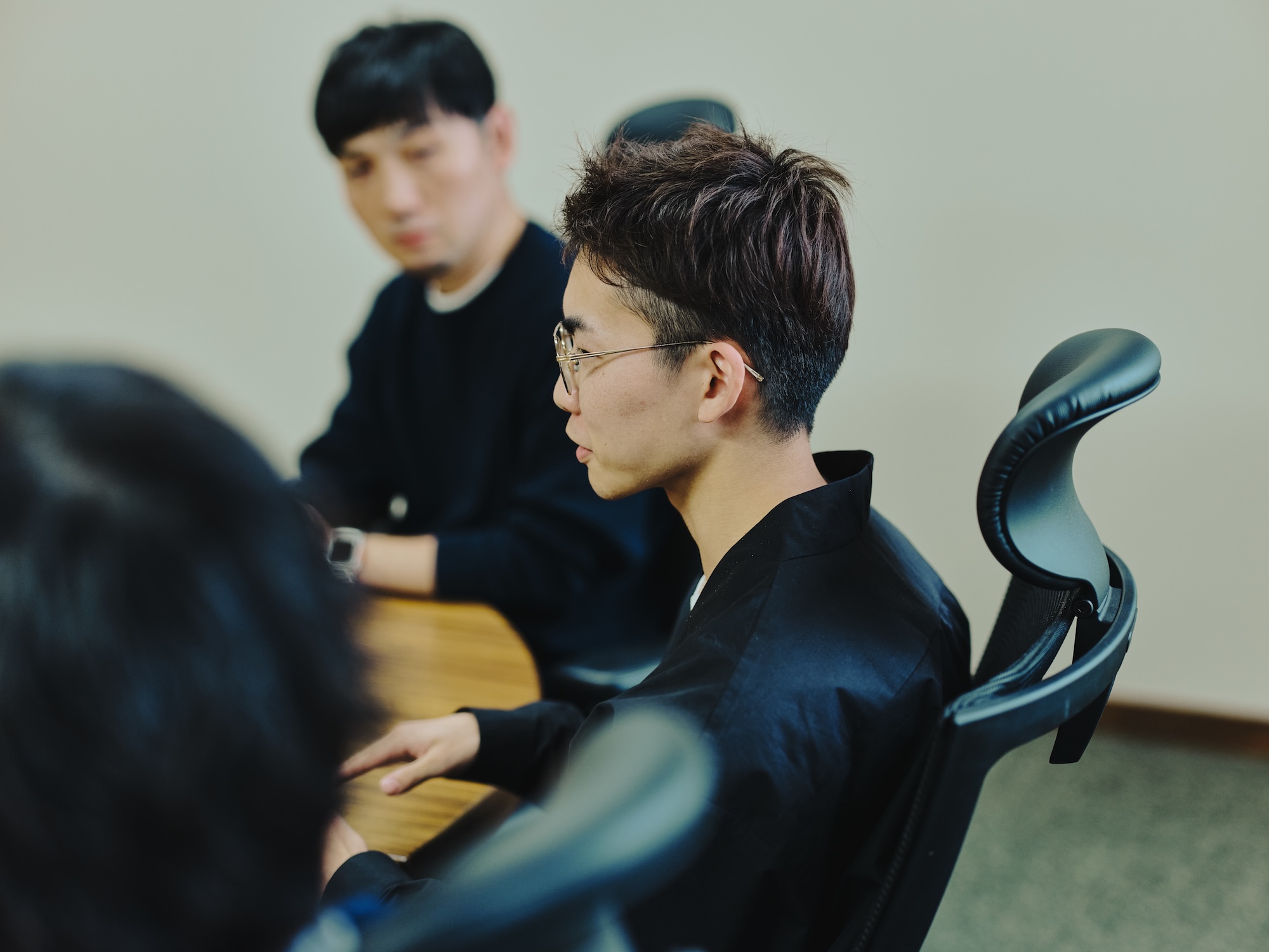 写真:鼎談に参加する尾木洸太さんの横顔。