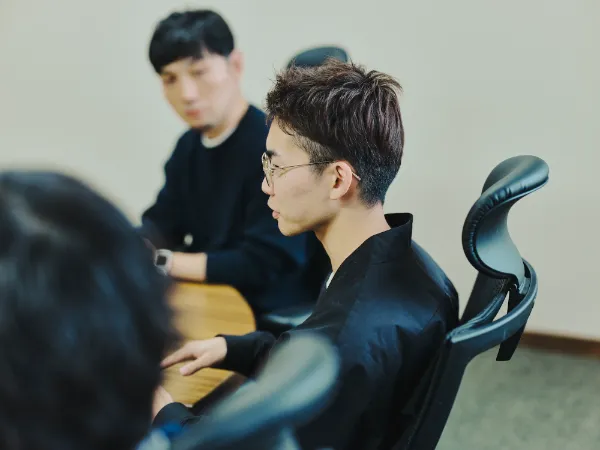 写真:鼎談に参加する尾木洸太さんの横顔。