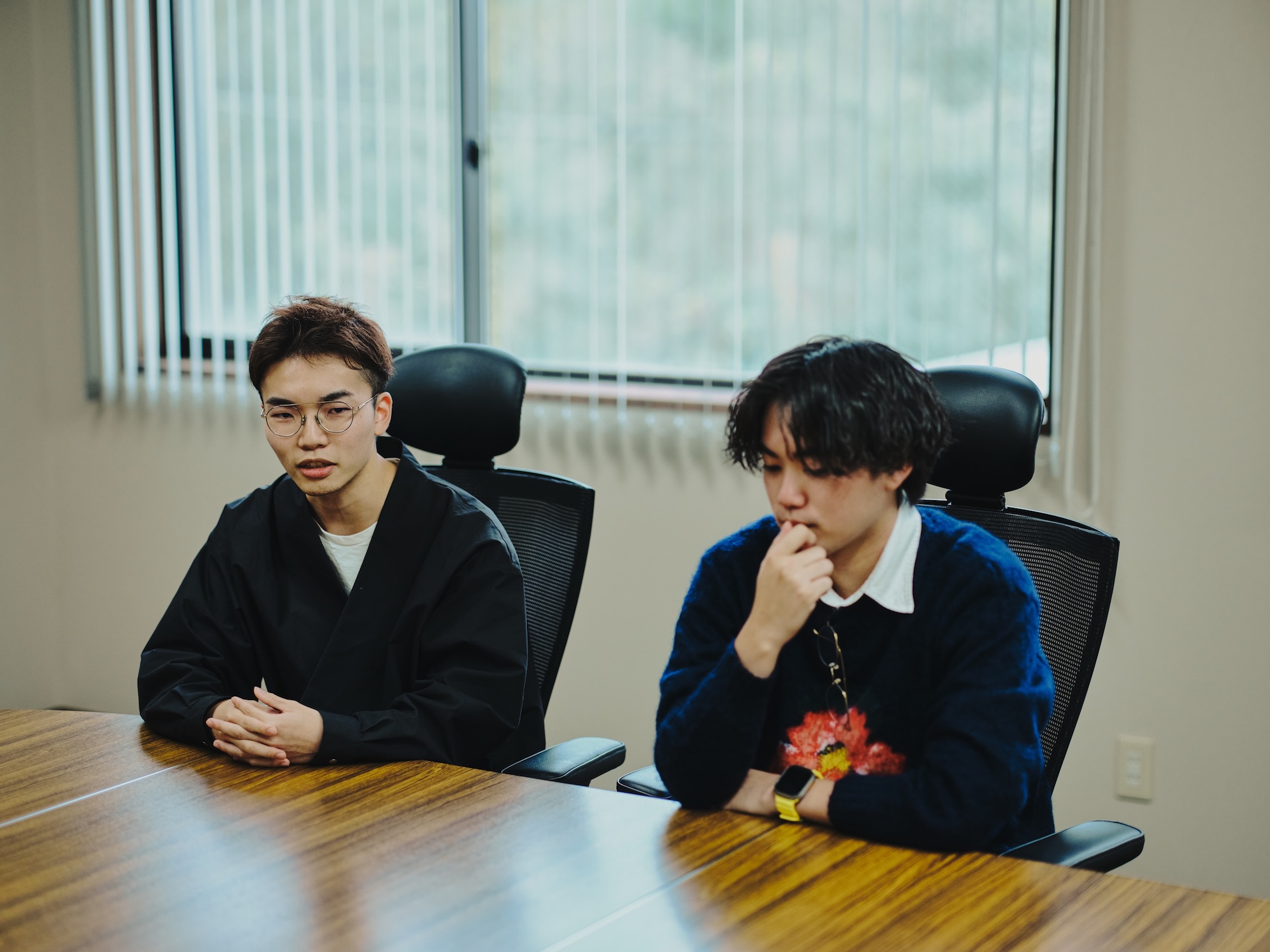 写真:鼎談に参加するnovactの尾木さんと速水さん。尾木さんは発言し、速水さんは考え込むように手を口元に添えている。