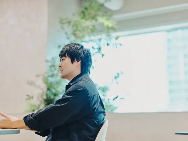  ALTはじまり： 明るい窓際。真剣に話をする兼原さん。ALTおわり