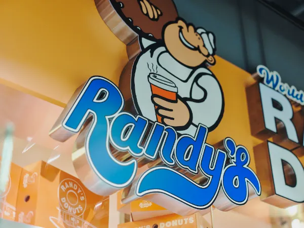 ALTはじまり: 「RANDY'S DONUTS」の店舗に設置された、ドーナツを持ったキャラクターの立体的な看板。ALTおわり
