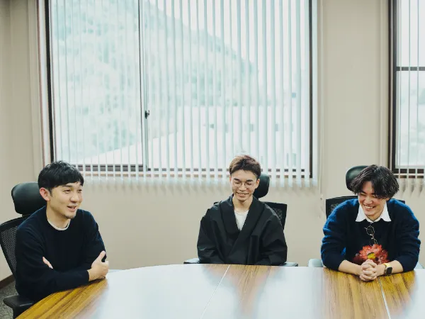 写真:藤原さん、尾木さん、速水さんの3人が並んで座り、談笑しながら鼎談を進めている。