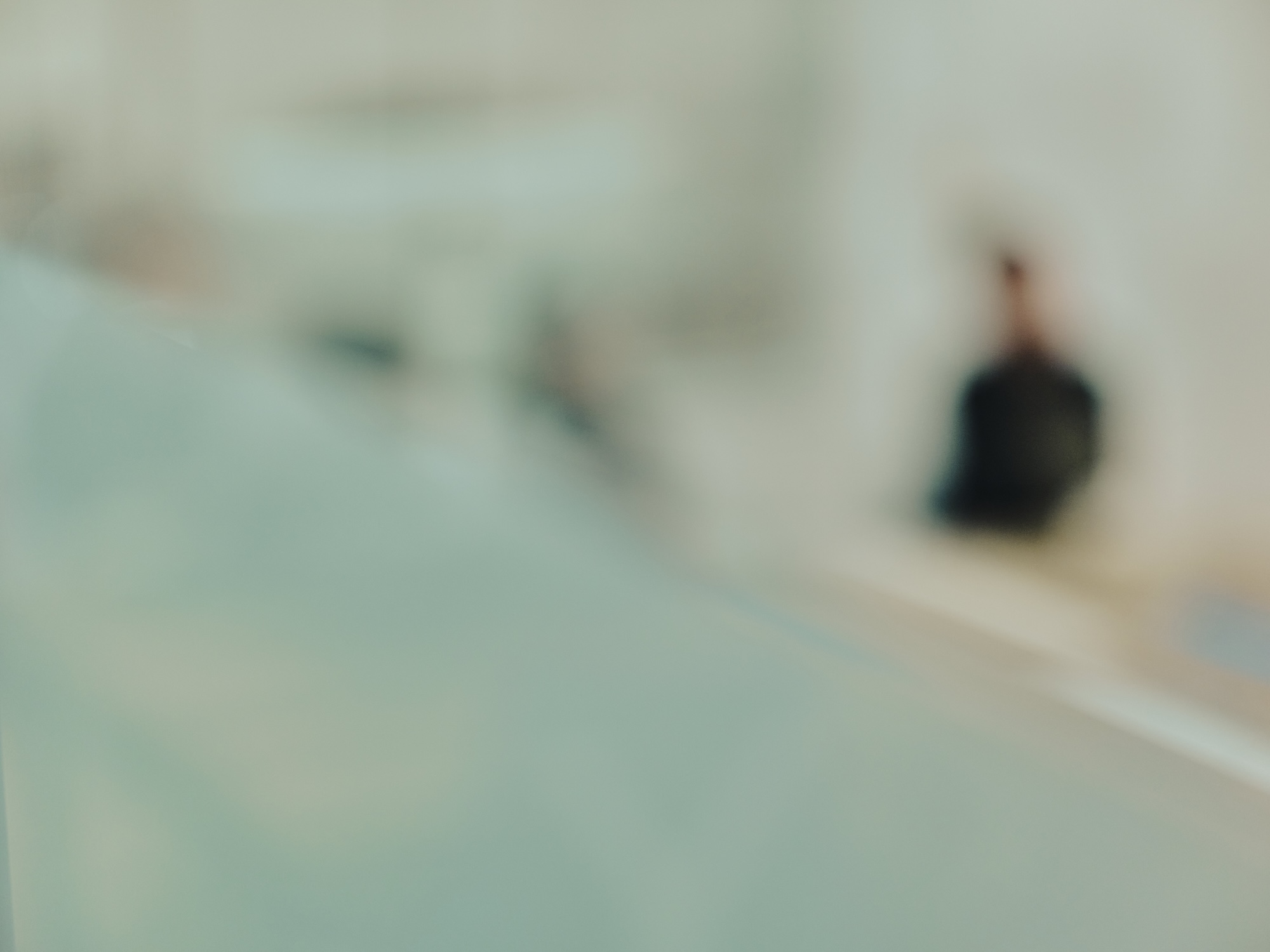 写真:グッドパッチのオフィス内をぼかした構図で、奥に人物の姿が見える写真。