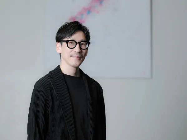  ALTはじまり：クックドゥードゥードゥーの大橋さんが、窓の近くの椅子に座り、外を見ている。 ALTおわり