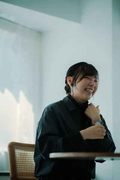  ALTはじまり： 明るい部屋で、楽しそうに笑っている大橋さんの様子。ALTおわり