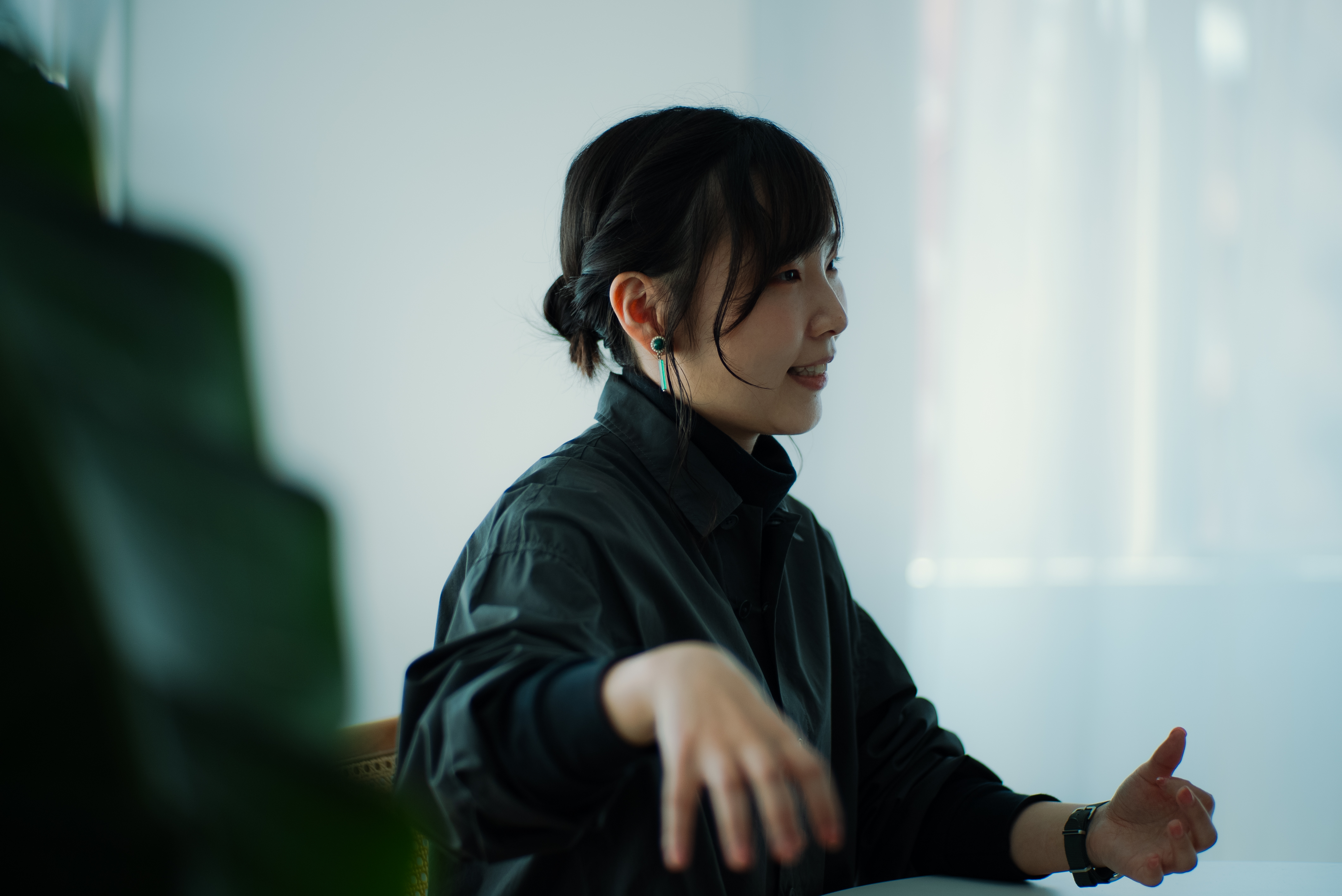 ALTはじまり:テーブルの向こうで話している、大橋さんの様子。 ALTおわり