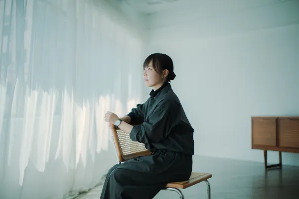  ALTはじまり：クックドゥードゥードゥーの大橋さんが、窓の近くの椅子に座り、外を見ている。 ALTおわり