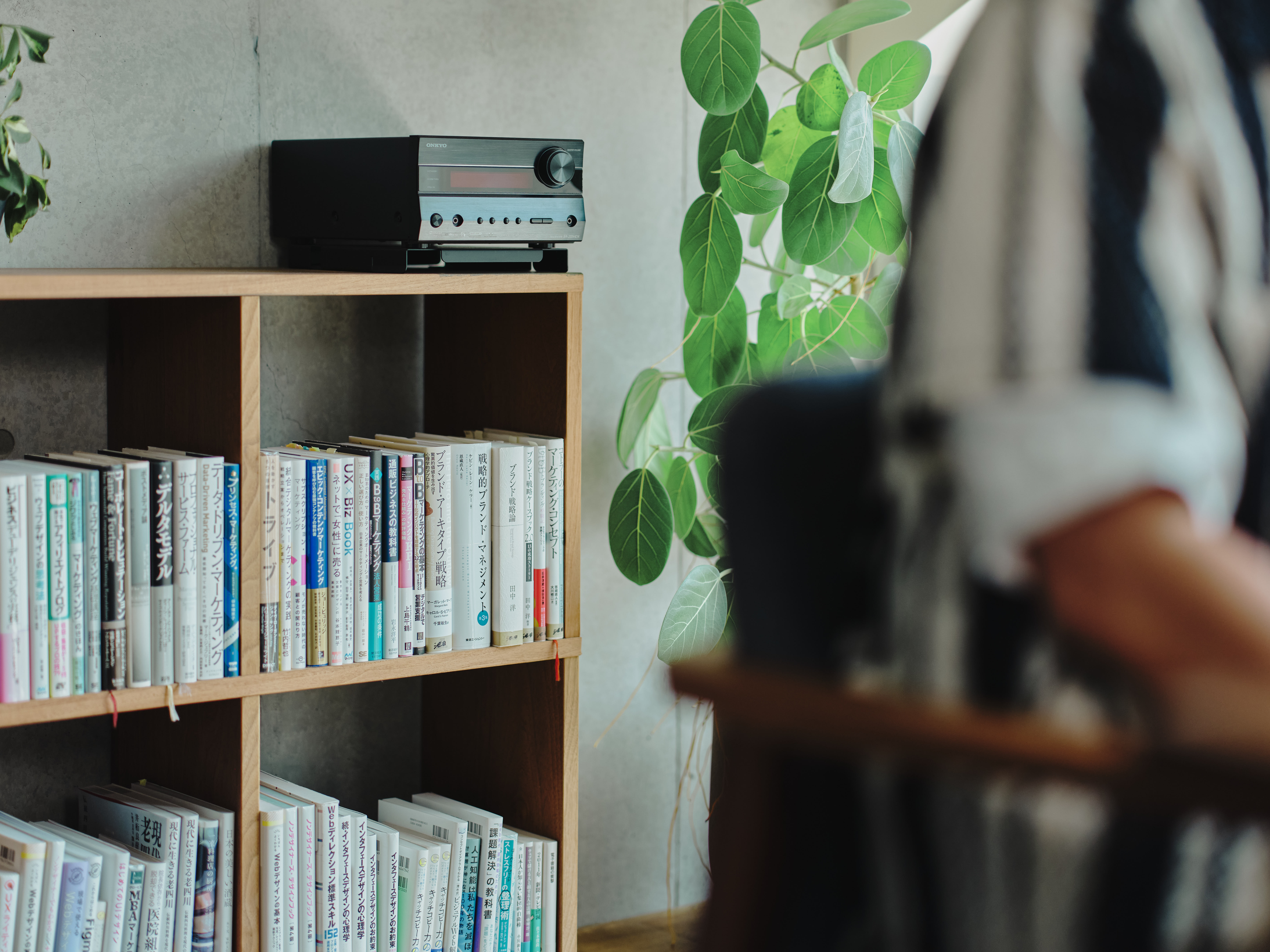 ALTはじまり: ベイジのオフィスにある本棚に並べられた多数の書籍と、棚の上のオーディオ機器。ALTおわり