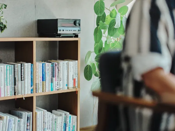 ALTはじまり: ベイジのオフィスにある本棚に並べられた多数の書籍と、棚の上のオーディオ機器。ALTおわり