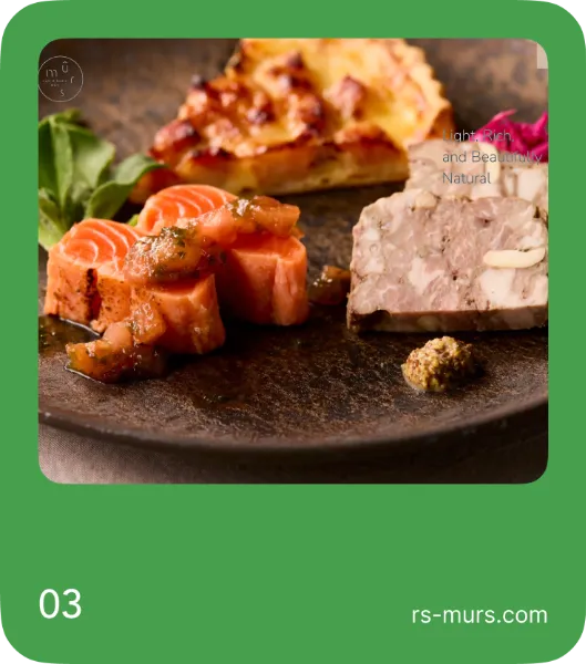 スクリーンショット、レストランのホームページが表示されたカード。平皿の上にハムやキッシュが並べられた写真が使われている。