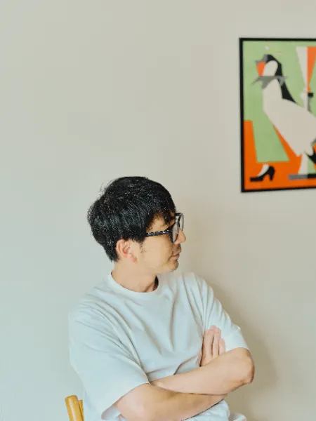 ALTはじまり:白いTシャツを着た犬飼さんが、腕を組んで横にいる大塚さんを見つめる様子。ALTおわり