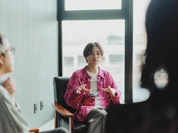 ALTはじまり:手を使いながら対話する田渕さん。正面には松本さんとRikuさんがいる。ALTおわり