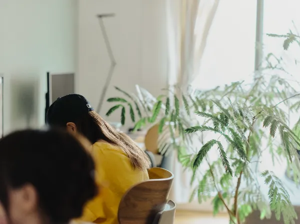 ALTはじまり: 屋内で観葉植物とパソコンの画面に向かうNEWTOWNメンバーの後ろ姿。ALTおわり