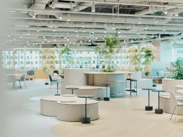 ALTはじまり:曲線的なデザインと植栽が特徴の、広々とした共創LOUNGEの全景。ALTおわり