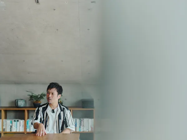 ALTはじまり:ベイジのオフィスで、本棚を背景に身振り手振りを交えながら話すベイジ代表の枌谷力さん。 ALTおわり