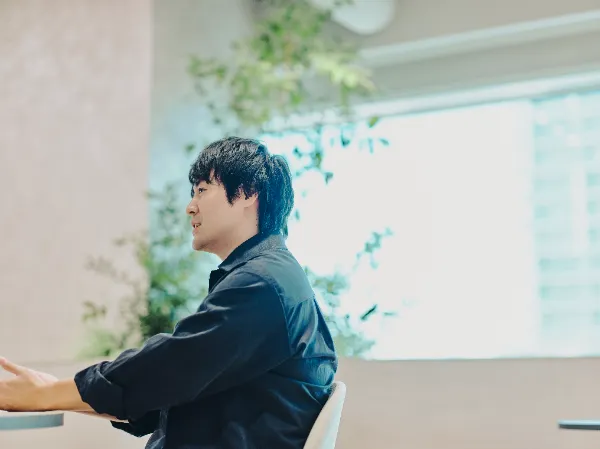 ALTはじまり: 明るい窓際。真剣に話をする兼原さん。ALTおわり