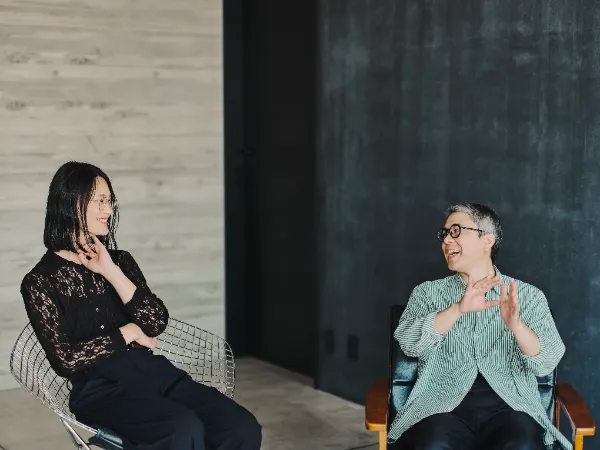 ALTはじまり: Rikuさんと松本さんが笑顔で語り合う。穏やかな雰囲気。ALTおわり