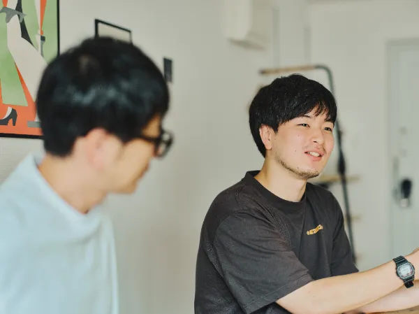 ALTはじまり:笑顔で話す大塚さんと、彼を見つめる犬飼さん。ALTおわり