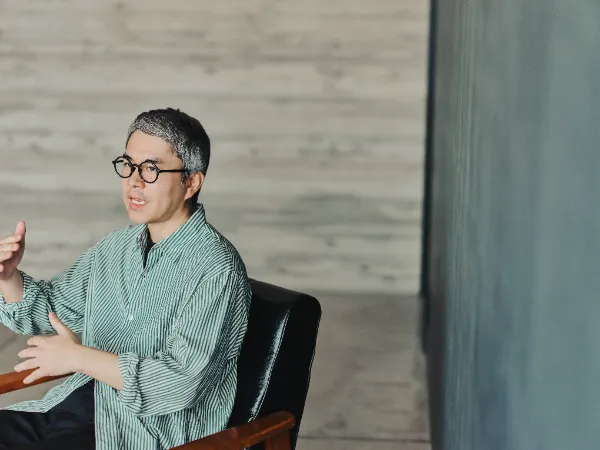 ALTはじまり:身振りを交えて話す松本さん。穏やかなトーンでお話している様子。ALTおわり