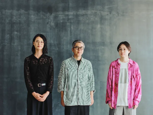 ALTはじまり:グレーの壁の前に並ぶ3人。左からRikuさん、松本さん、田渕さん。穏やかな表情でカメラに向かって立っている。ALTおわり