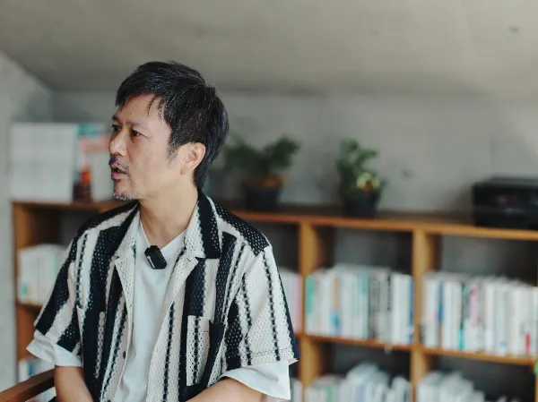 ALTはじまり:ベイジのオフィスで、本棚を背景に話すベイジ代表の枌谷力さん。 ALTおわり