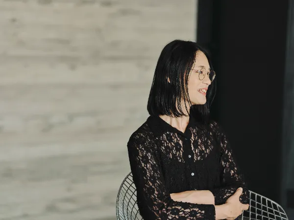 ALTはじまり:微笑みながら話を聞くRikuさん。柔らかな表情で対話の場に臨んでいる。ALTおわり