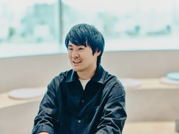 ALTはじまり:取材中、笑顔で話す兼原さんの表情。ALTおわり