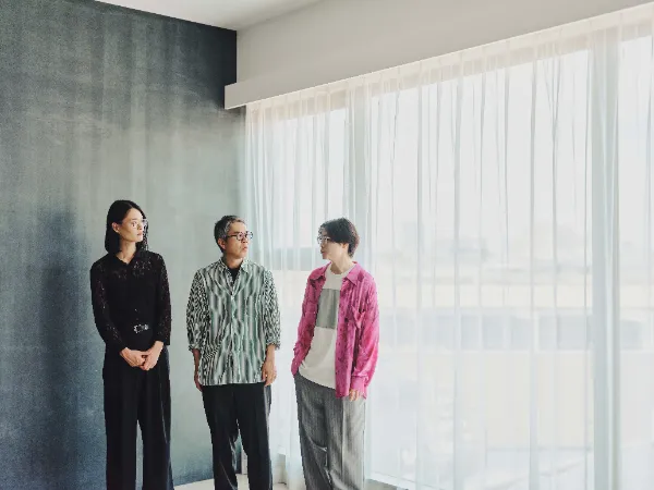 ALTはじまり:室内で立ち話をする3人の人物。左から順に、Rikuさん、松本さん、田渕さん。