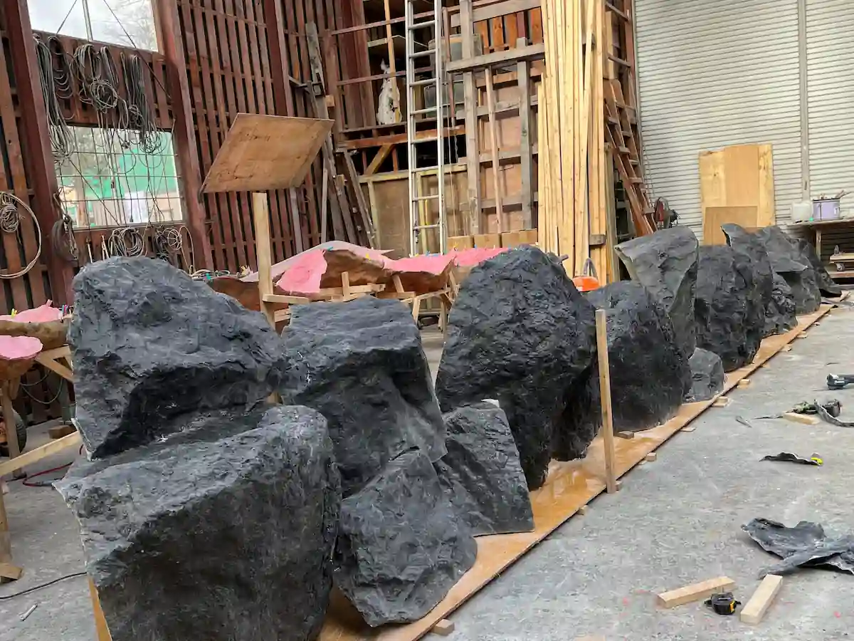 壁面状の擬岩製作。FRPで成形された岩のユニットを組み合わせ、巨大な岩壁の造形を組み上げている工程。