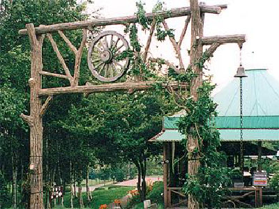 FRP擬木を組み合わせたオブジェの施工例