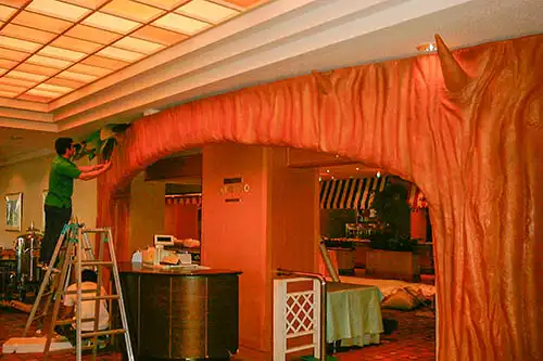 FRP造形による大木の様なオブジェ