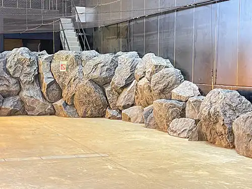 FRP擬岩を組み合わせ壁に沿って岩山のようにした作品