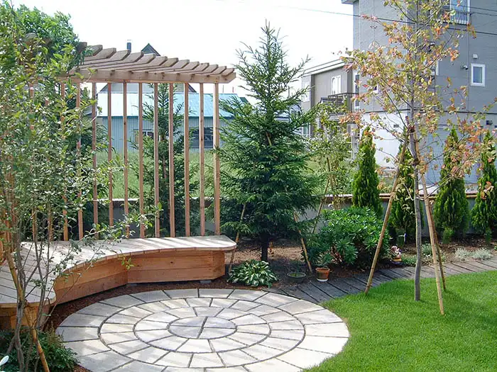 コニファーや赤エゾマツなど緑に囲まれたナチュラルな庭