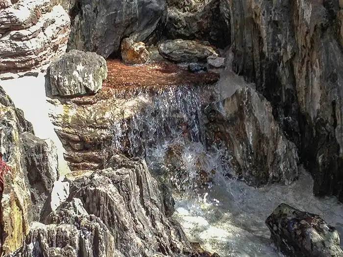 補修した石組みの間を勢いよく流れる水。漏水がなく、計画通りに水が流れている様子。