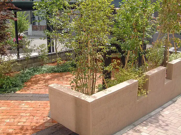 レンガと枕木を敷いた明るい雰囲気の庭