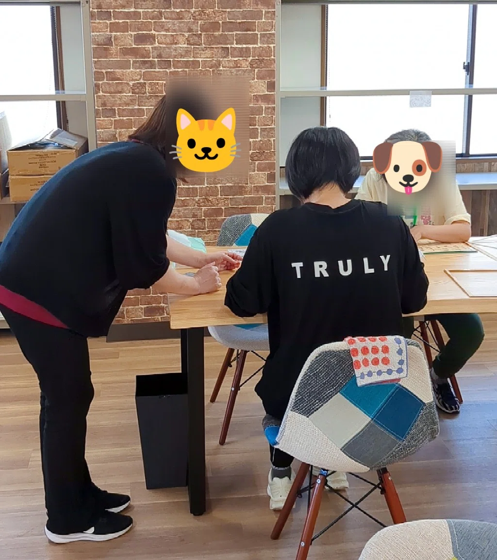 新しいスタッフが現場で支援している様子の画像