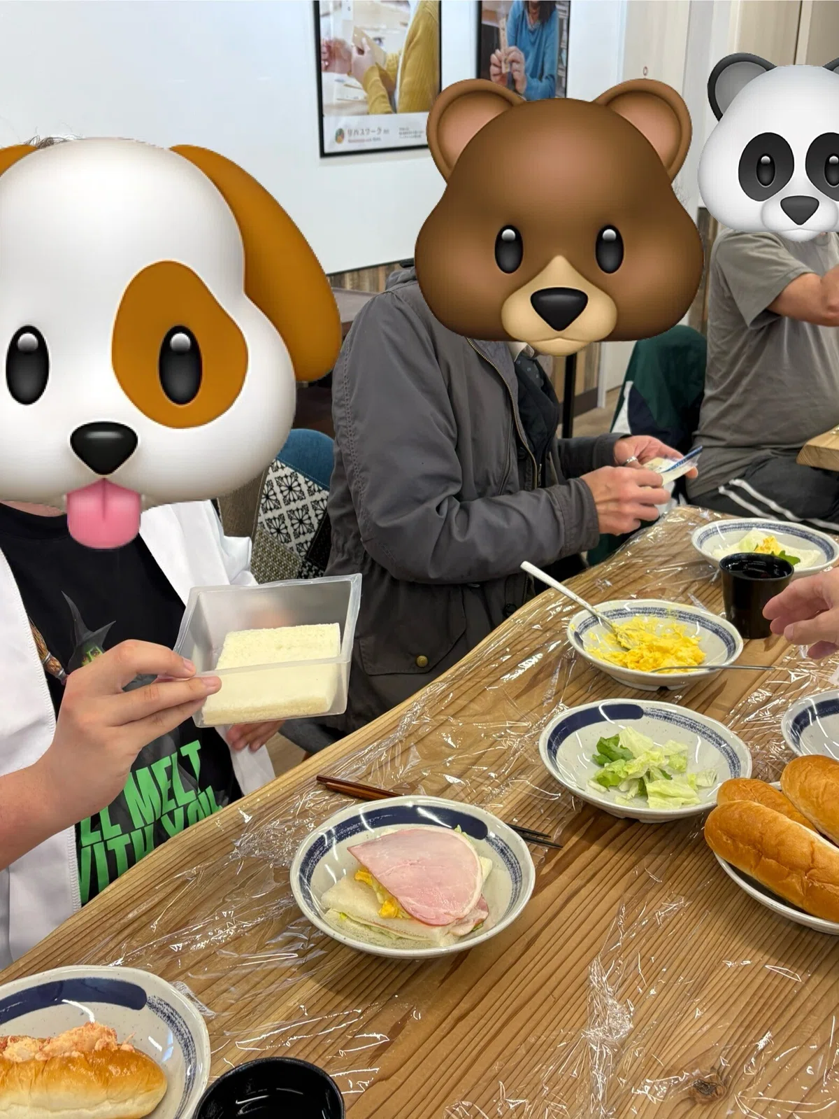 サンドウィッチを作っているご利用者様の写真2