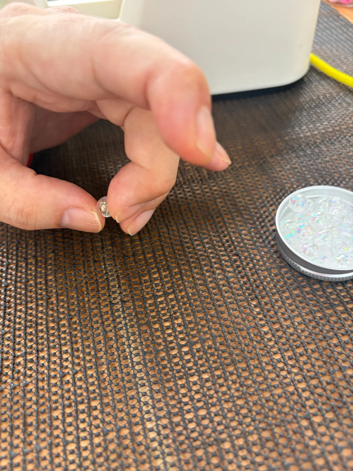 ご利用者様がビーズをつかんでいる様子