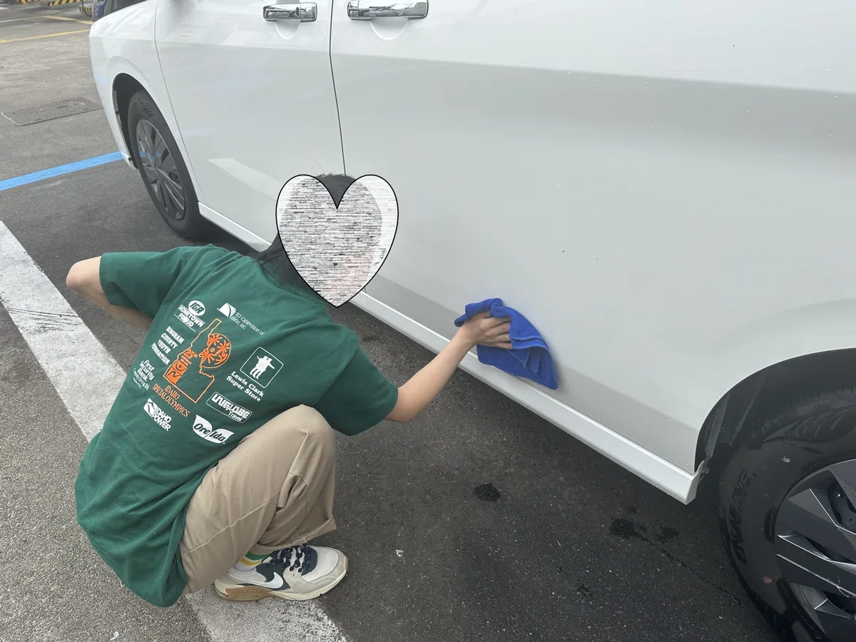 車を拭いている様子の画像3