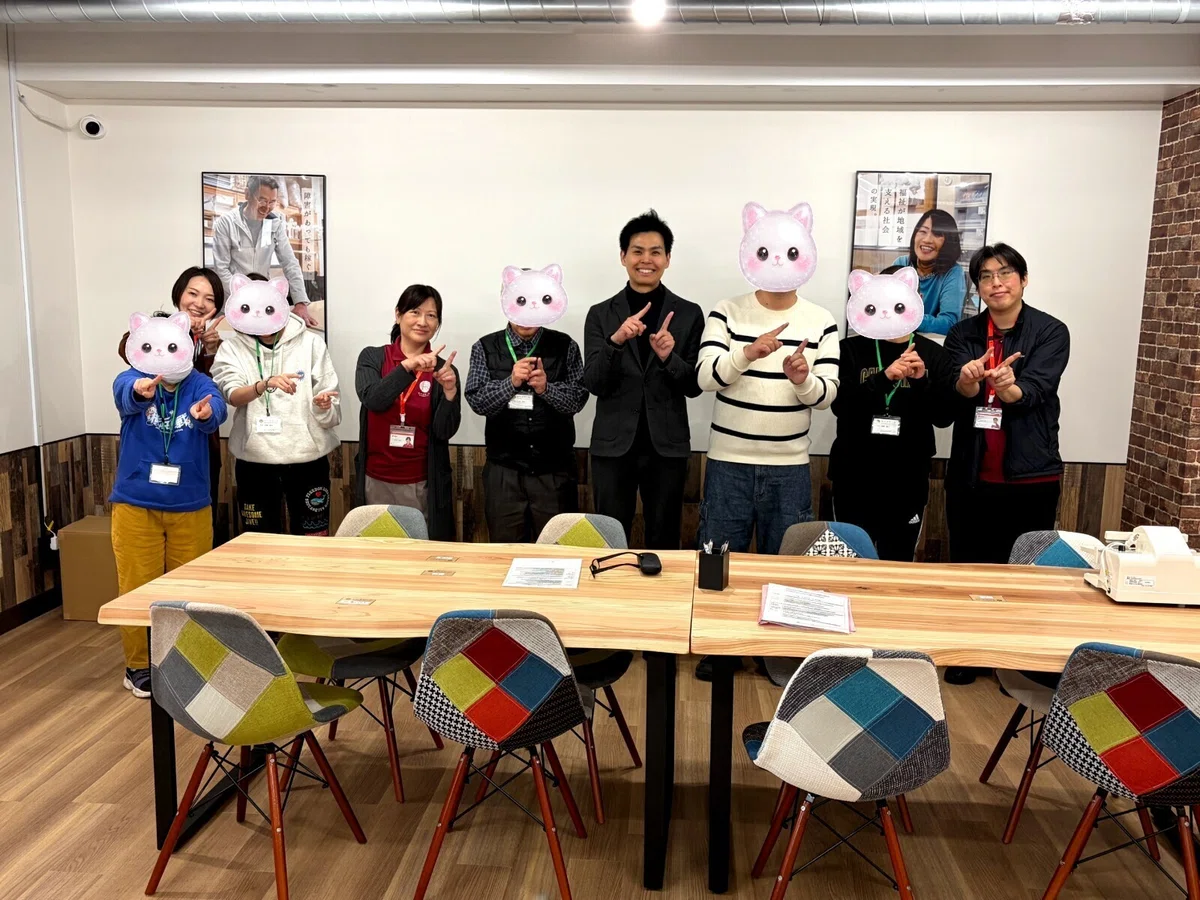 岩下社長とリハスワーク川崎八丁畷スタッフの集合写真