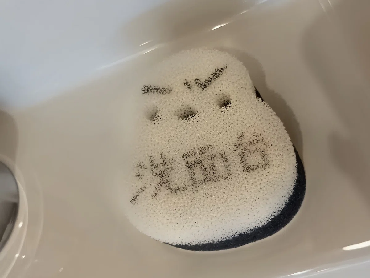 怒った顔のシマエナガのスポンジの画像
