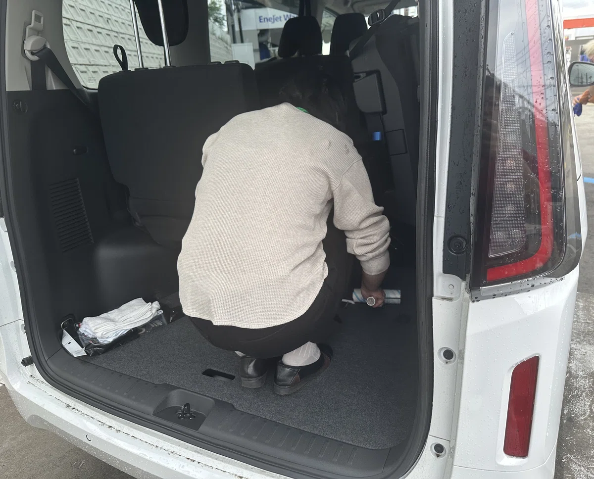 車内をコロコロを使って掃除している画像