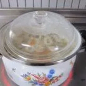 鍋を火にかけている様子の画像