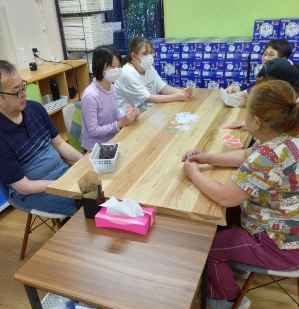 トランプをしている様子の画像2