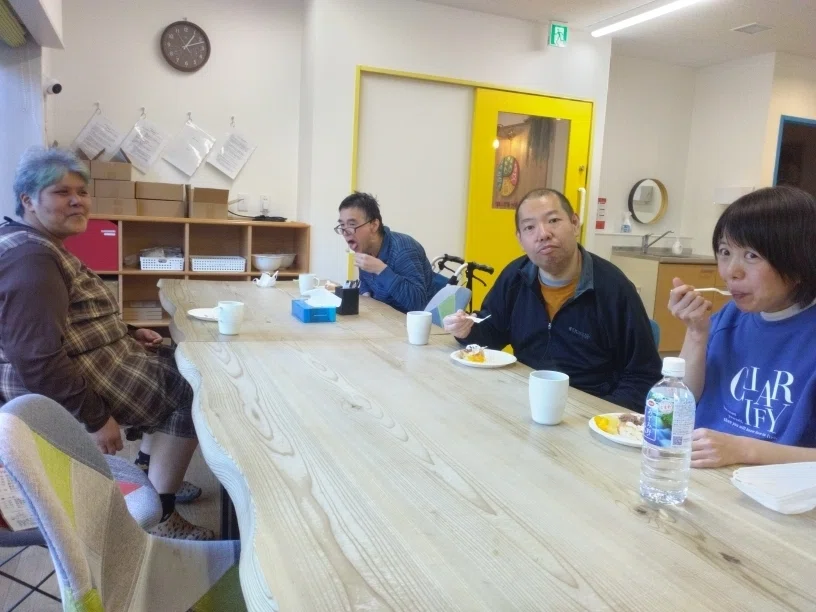 ご利用者様がフレンチトーストを食べている画像