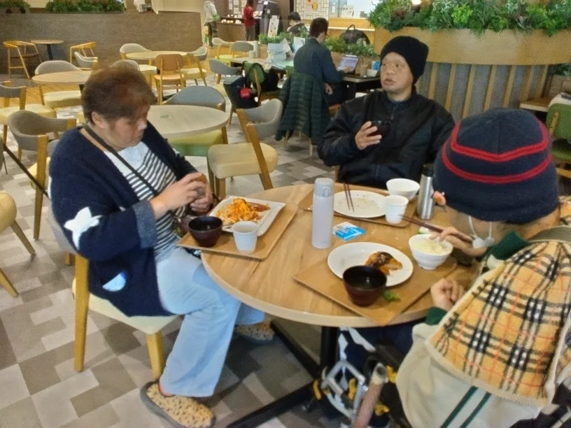 昼食を楽しむご利用者様の写真2