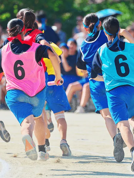 体育祭のリレーを走る中学生たち