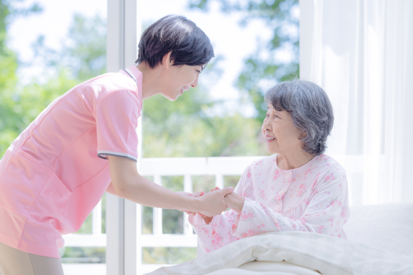 訪問介護業務を行う介護師の女性の写真