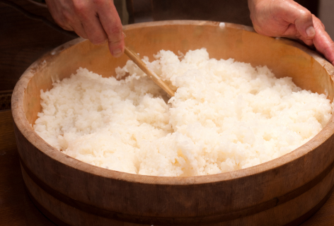 桶に入ったご飯を混ぜる様子を示す写真